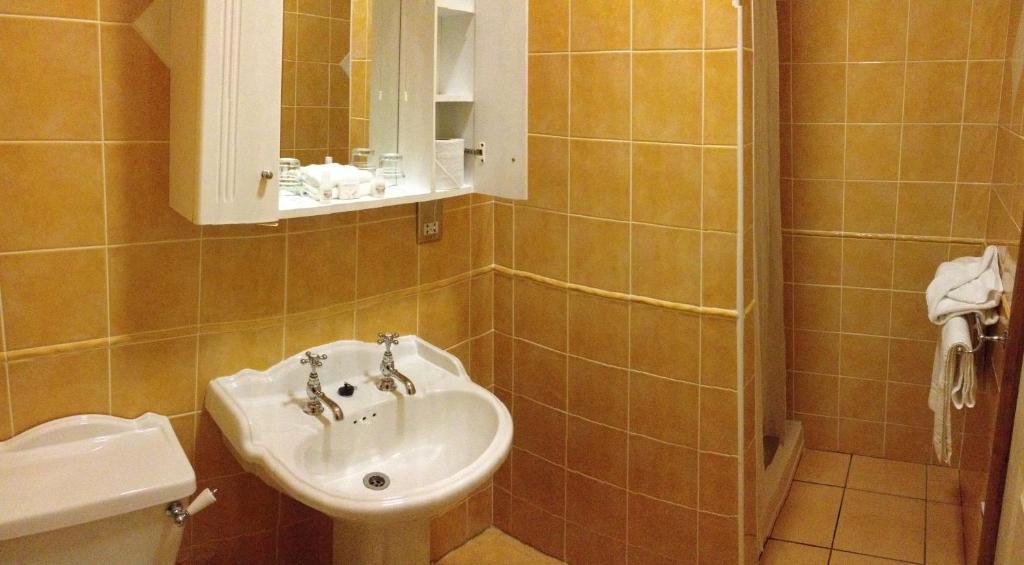 Virginia'S Guesthouse Кенмеър Стая снимка